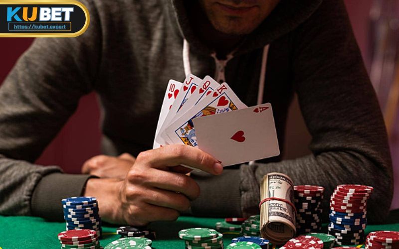 Các ván Poker sẽ có 6 đến 9 người chơi và trên mỗi bàn sẽ có ký hiệu D xen kẽ